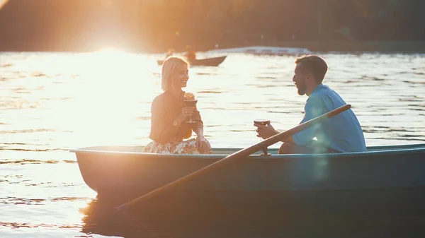 Pareja joven a la luz del sol —  Fotos de Stock