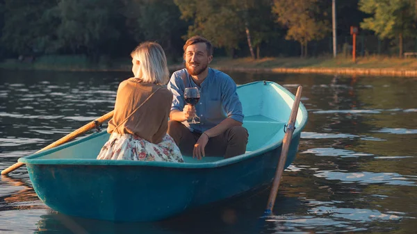 Young couple in a boat outdoors — Stock Photo, Image