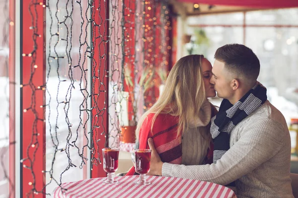 在咖啡馆亲吻情侣 — 图库照片
