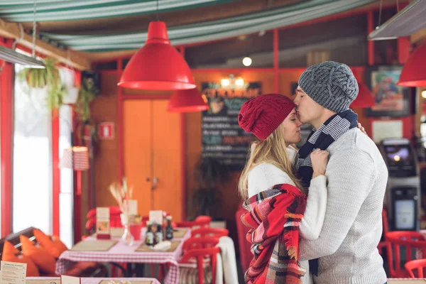 Beijar jovem casal em um encontro — Fotografia de Stock