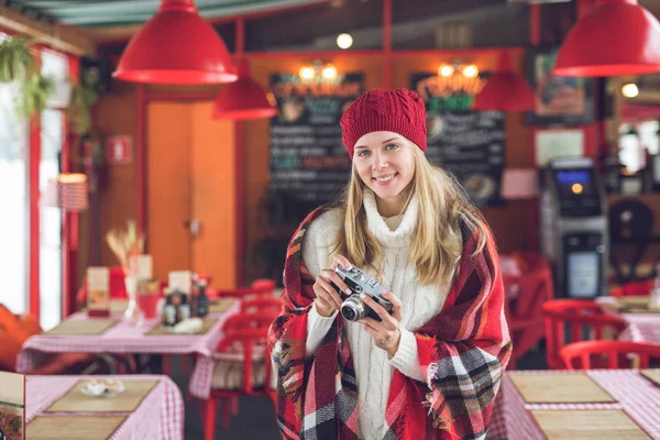 Sonriente chica joven con una cámara retro —  Fotos de Stock