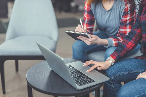 Young people with laptop — Stock Photo, Image