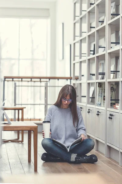 Estudiante atractivo leyendo un libro — Foto de Stock