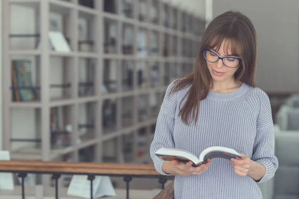 Jovem estudante com um livro — Fotografia de Stock