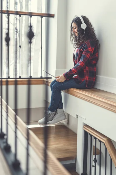 Junge Studentin mit Kopfhörern — Stockfoto