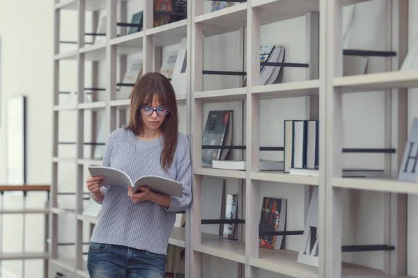 Donna attraente che legge un libro — Foto Stock