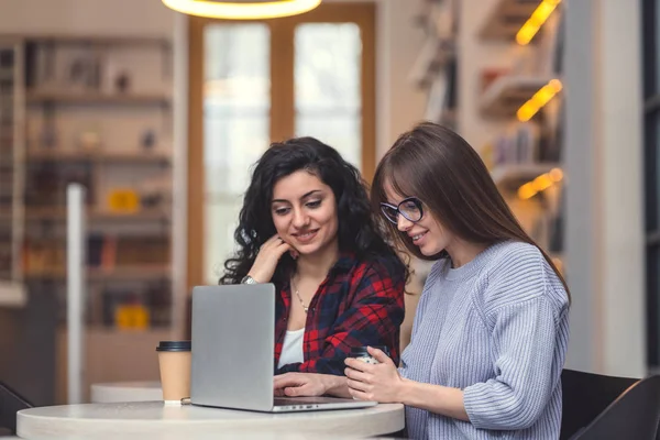 Smiling women in the library — Stock Photo, Image