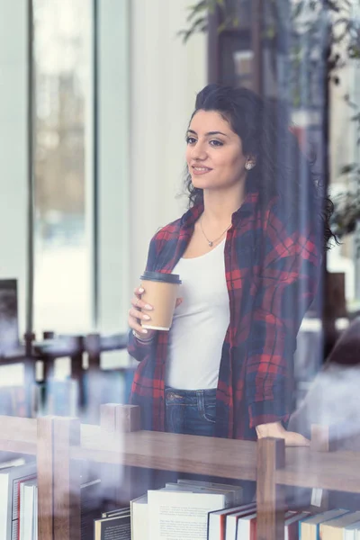 Lachende vrouw met koffie — Stockfoto