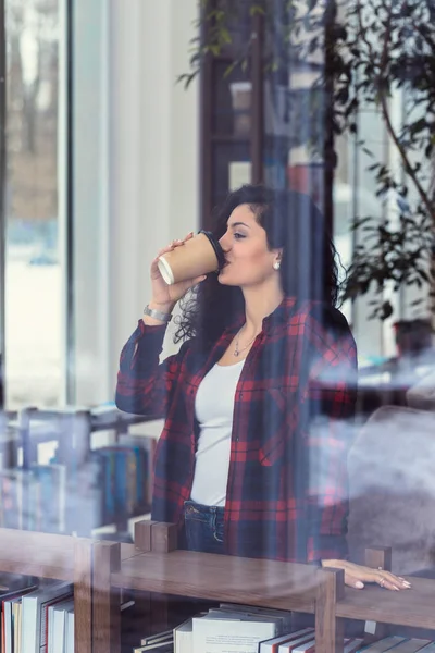 Chica joven bebe café — Foto de Stock