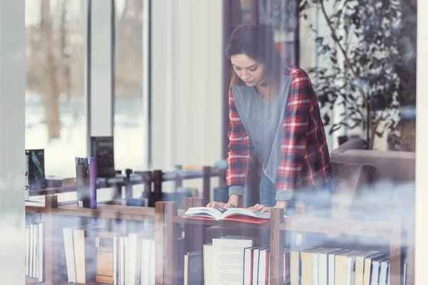 Joven mujer atractiva en la biblioteca —  Fotos de Stock