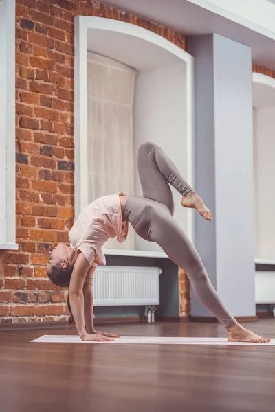 Młoda dziewczyna szkolenia w studio jogi — Zdjęcie stockowe