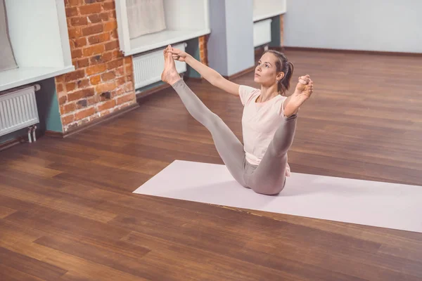 Donna attiva nello studio di yoga — Foto Stock