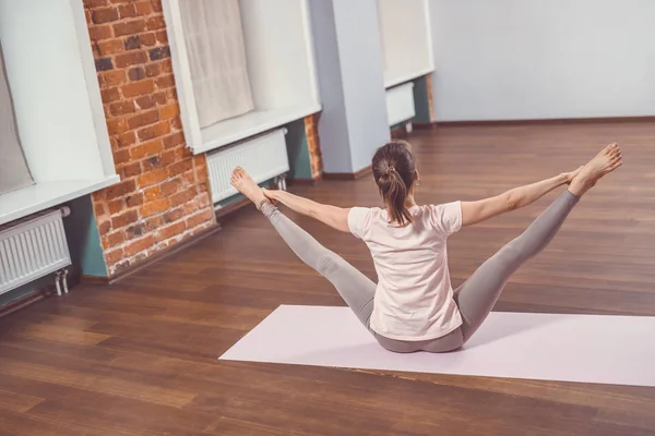 Aktywna Kobieta w Joga Klasa — Zdjęcie stockowe