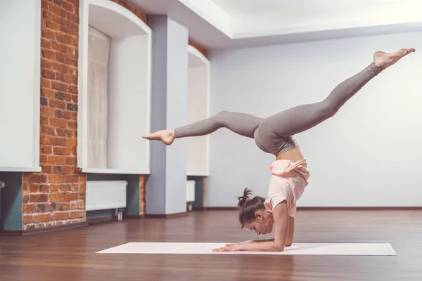 Ung flicka gör yoga inomhus — Stockfoto
