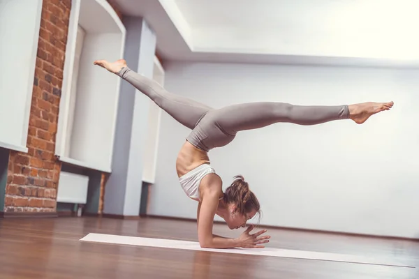 Ung instruktör i yogaklass — Stockfoto