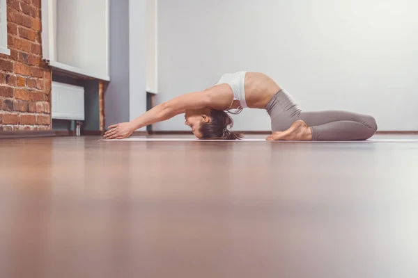 Jonge vrouw die yoga beoefent — Stockfoto