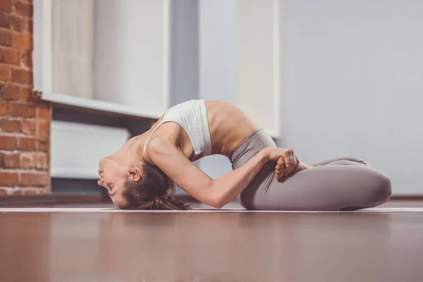 Ung flicka öva yoga på golvet — Stockfoto