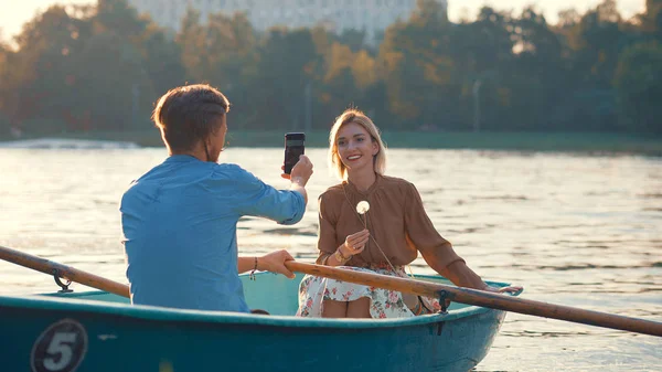 Glückliches Paar im Sommer — Stockfoto