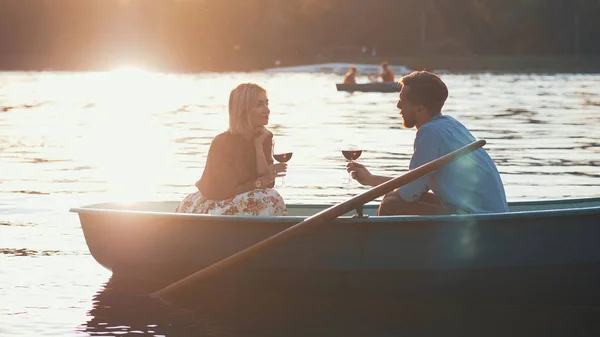 Pareja joven en un barco — Foto de Stock