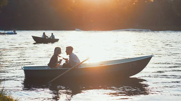 Giovane coppia al tramonto — Foto Stock