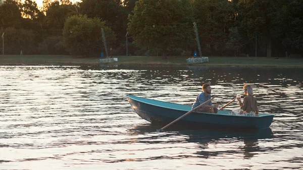 Junges Paar in einem Boot — Stockfoto