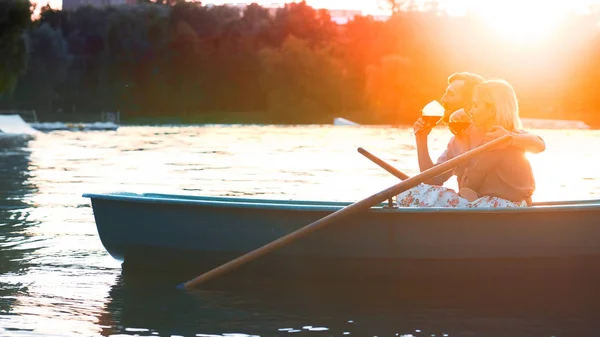 Pareja joven a la luz del sol —  Fotos de Stock