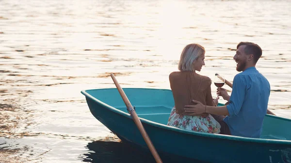 Casal atraente em um encontro — Fotografia de Stock