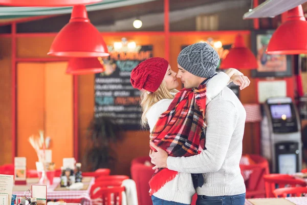 Bacio giovane coppia innamorata — Foto Stock