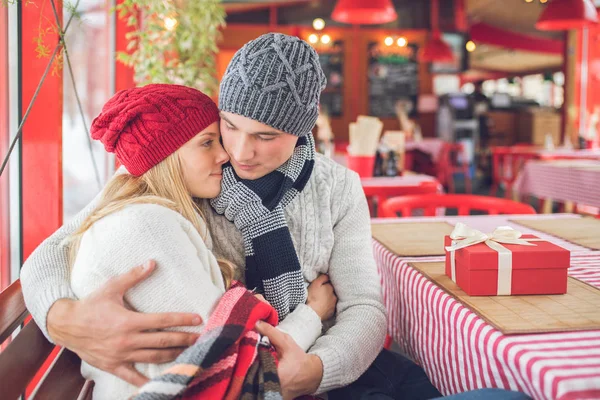 Junges verliebtes Paar mit einem Geschenk — Stockfoto