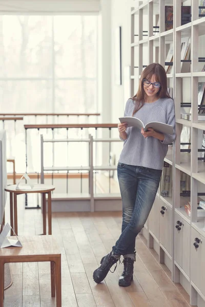 若い魅力的な女性は本を読んで — ストック写真