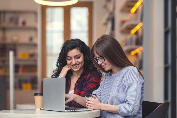 Estudiantes sonrientes con un portátil —  Fotos de Stock