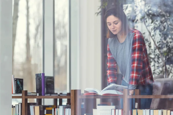 Chica joven en la librería —  Fotos de Stock