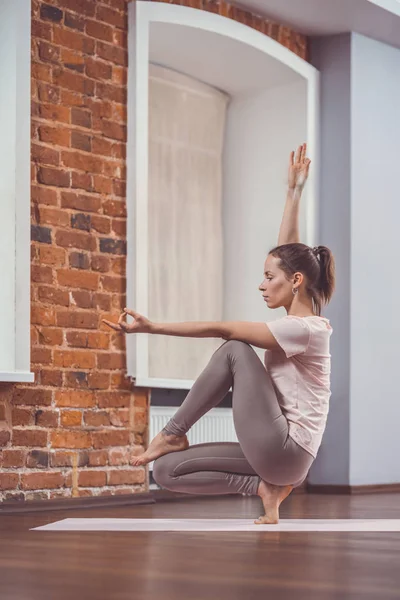 Mujer joven en el loft — Foto de Stock