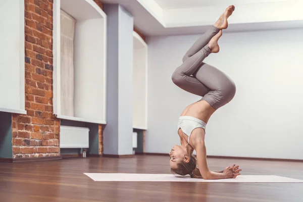 Genç kızın iç yoga yaparken — Stok fotoğraf