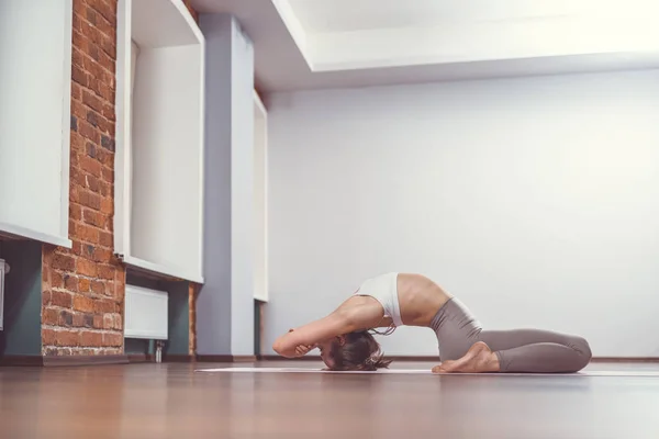Mujer joven en estudio de yoga —  Fotos de Stock