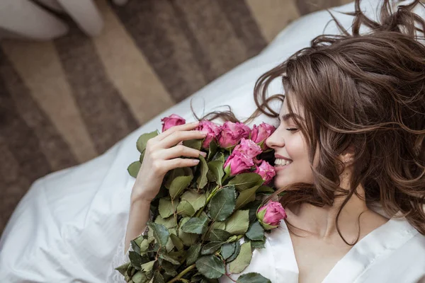 Fille heureuse avec bouquet de fleurs — Photo