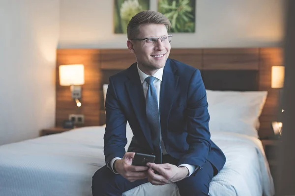 Усміхнений бізнесмен в готелі — стокове фото