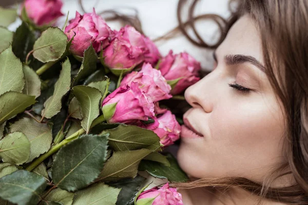 Schönes Mädchen mit Blumenstrauß — Stockfoto