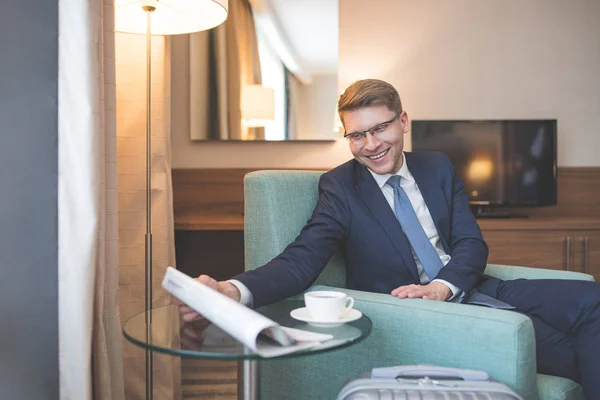 Jeune homme d'affaires avec un journal — Photo