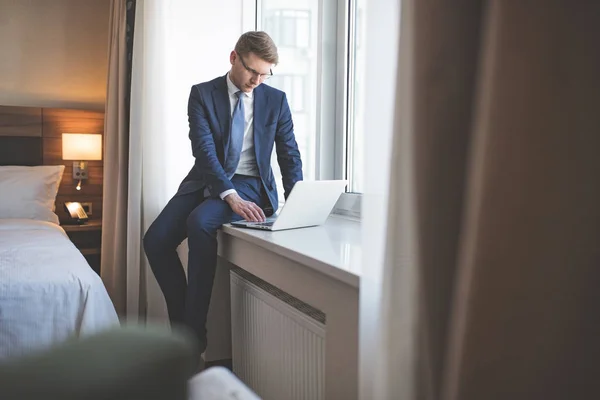 Jovem empresário no quarto — Fotografia de Stock