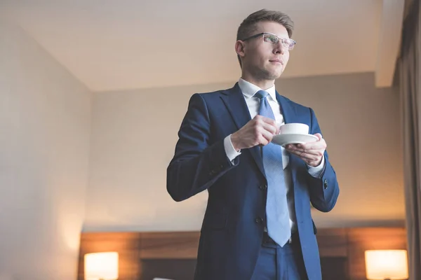 Jovem empresário de terno no hotel — Fotografia de Stock