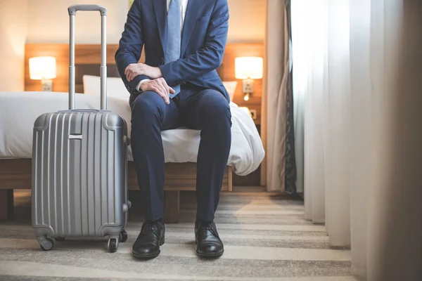 Молодой бизнесмен с чемоданом — стоковое фото
