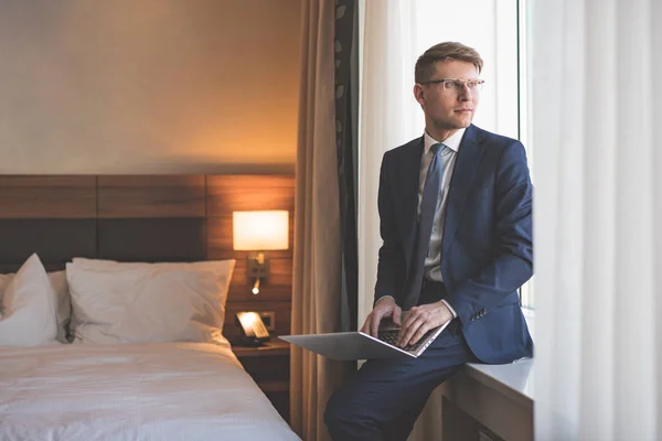 Joven hombre de negocios con un portátil —  Fotos de Stock