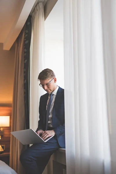 Jeune homme d'affaires avec un ordinateur portable — Photo