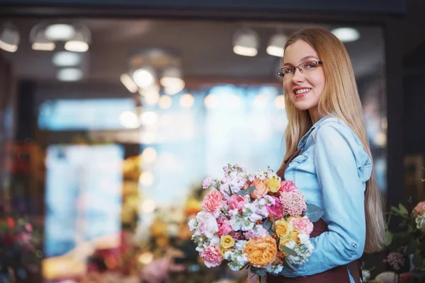 Donna sorridente con un mazzo di fiori — Foto Stock