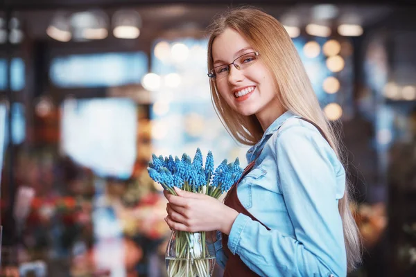 Leende florist i en butik — Stockfoto