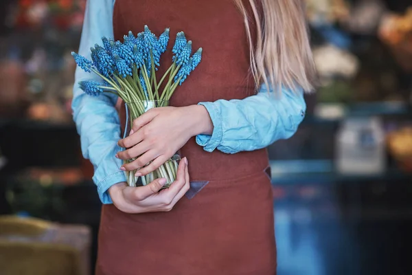 Ung kvinna med blå muscari — Stockfoto