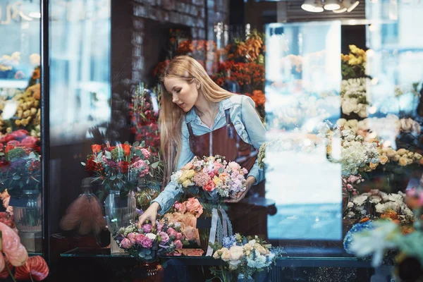 Робочий флорист у квітковому магазині — стокове фото