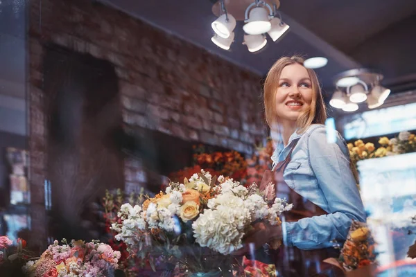 Mujer sonriente con flores — Foto de Stock