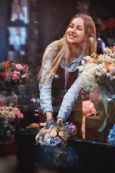 Florista sorridente em uniforme — Fotografia de Stock